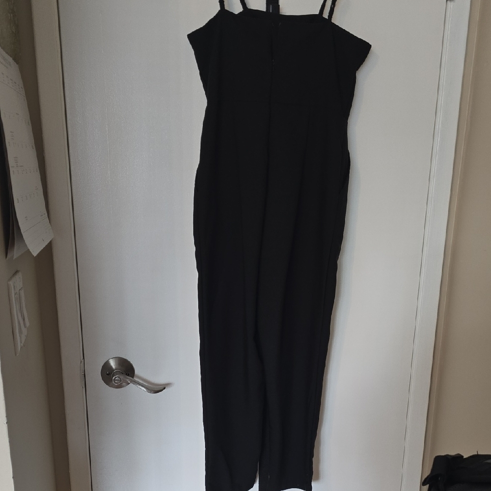 Elegant Black Jumpsuit with Gold Accent - Picture 5 of 6